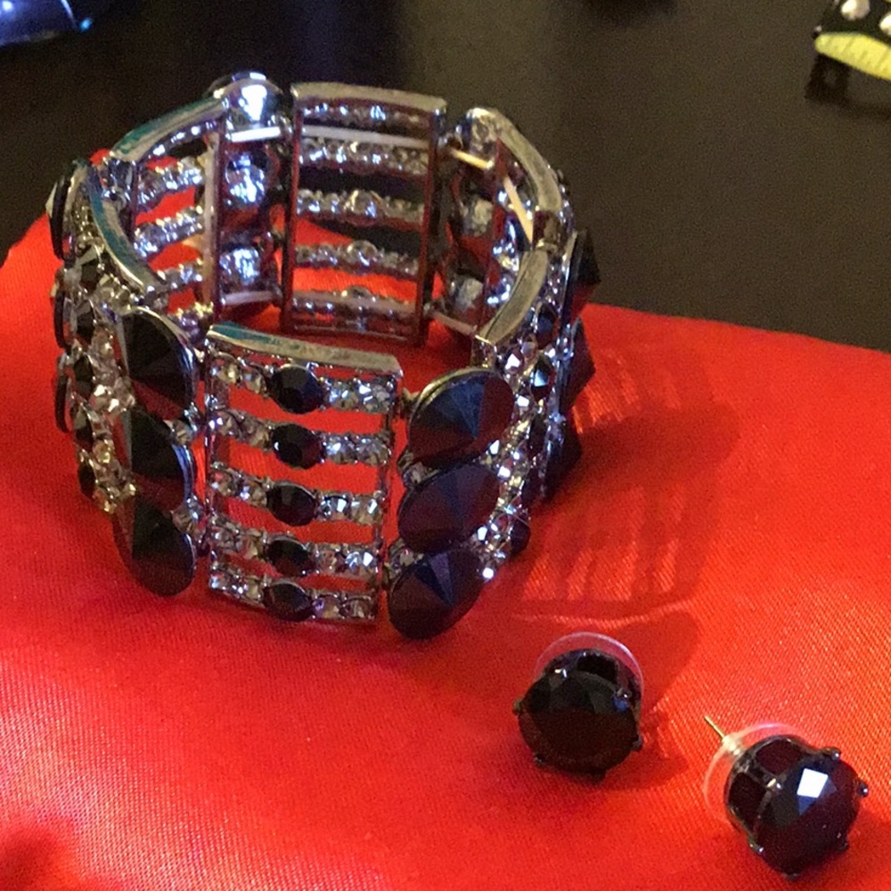 Crystal stretch bracelet and earrings